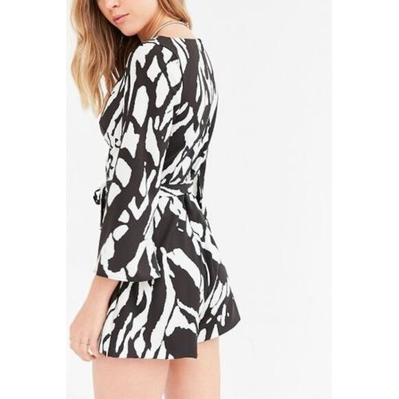NEW Urban Outfitters x Isla Tie Waist Romper B&W $168 Size Small Abstract - Picture 3 of 4